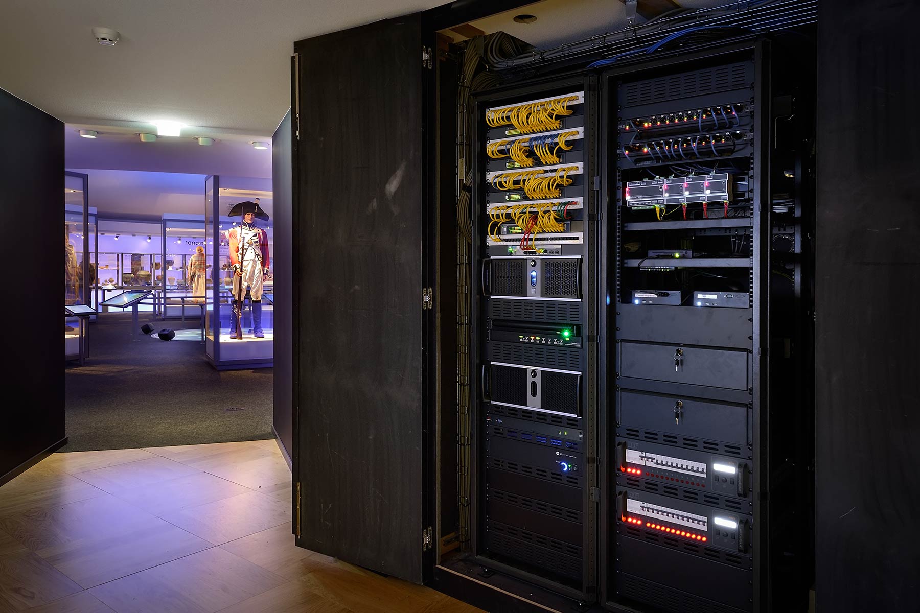 AIC huis van Hilde Castricum tentoonstellingsbouw vitrinebouw AV-installatie interieurbouw Kloosterboer