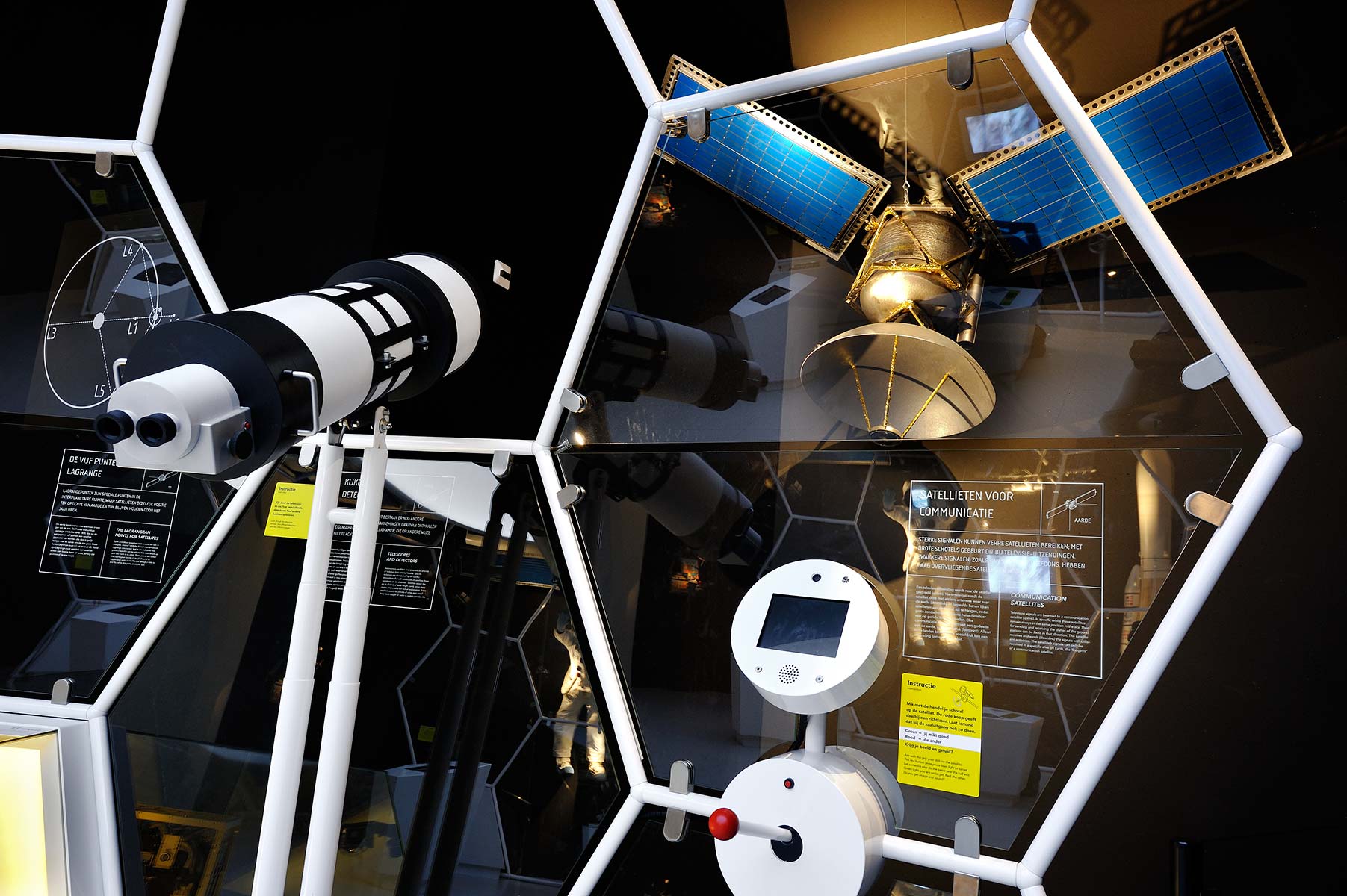 Tentoonstelling: Satellieten - Museon