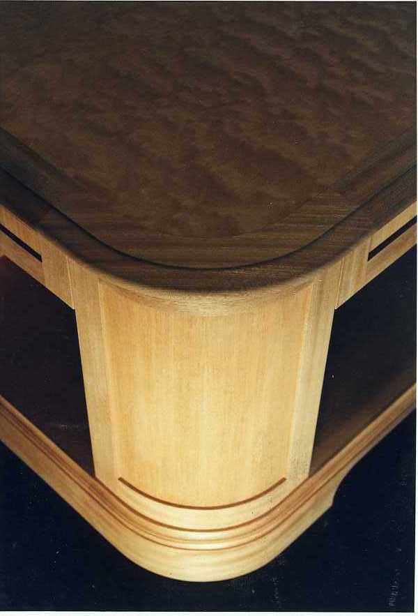 Salontafel met 4 lades, vervaardigd uit mahonie.