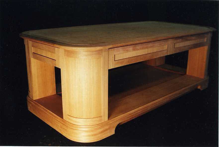 Salontafel met 4 lades, vervaardigd uit mahonie.