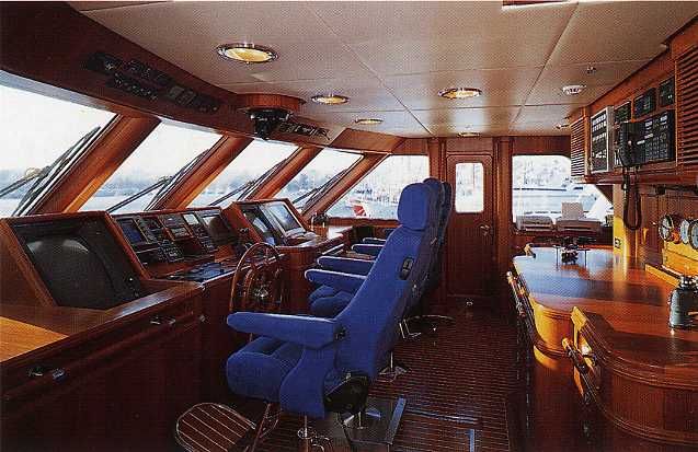 Stuurhut met navigatieconsole uitgevoerd in massief teak en plaatmateriaal met teakfineer.