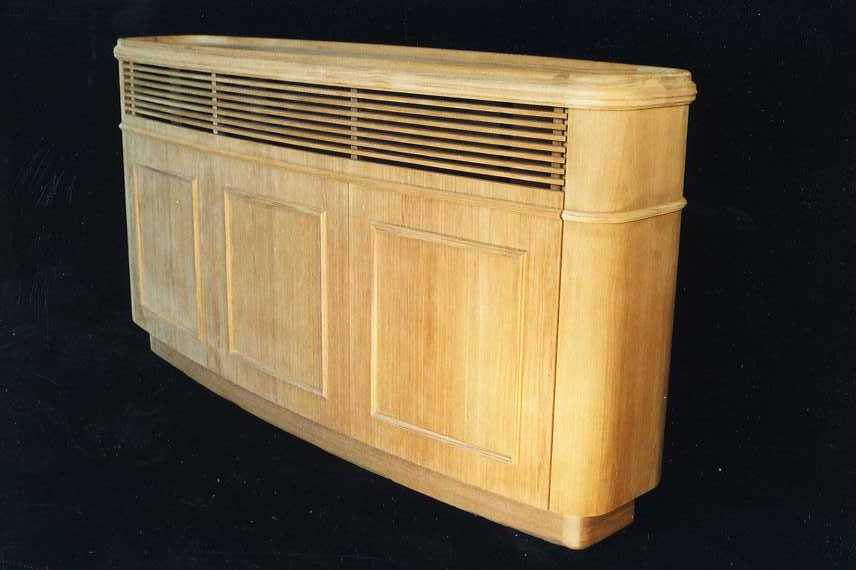 Teak televisiemeubel met ingebouwde lift voor plasmascherm.
