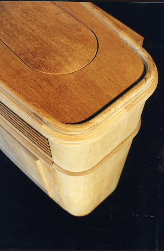 Teak televisiemeubel met ingebouwde lift voor plasmascherm.