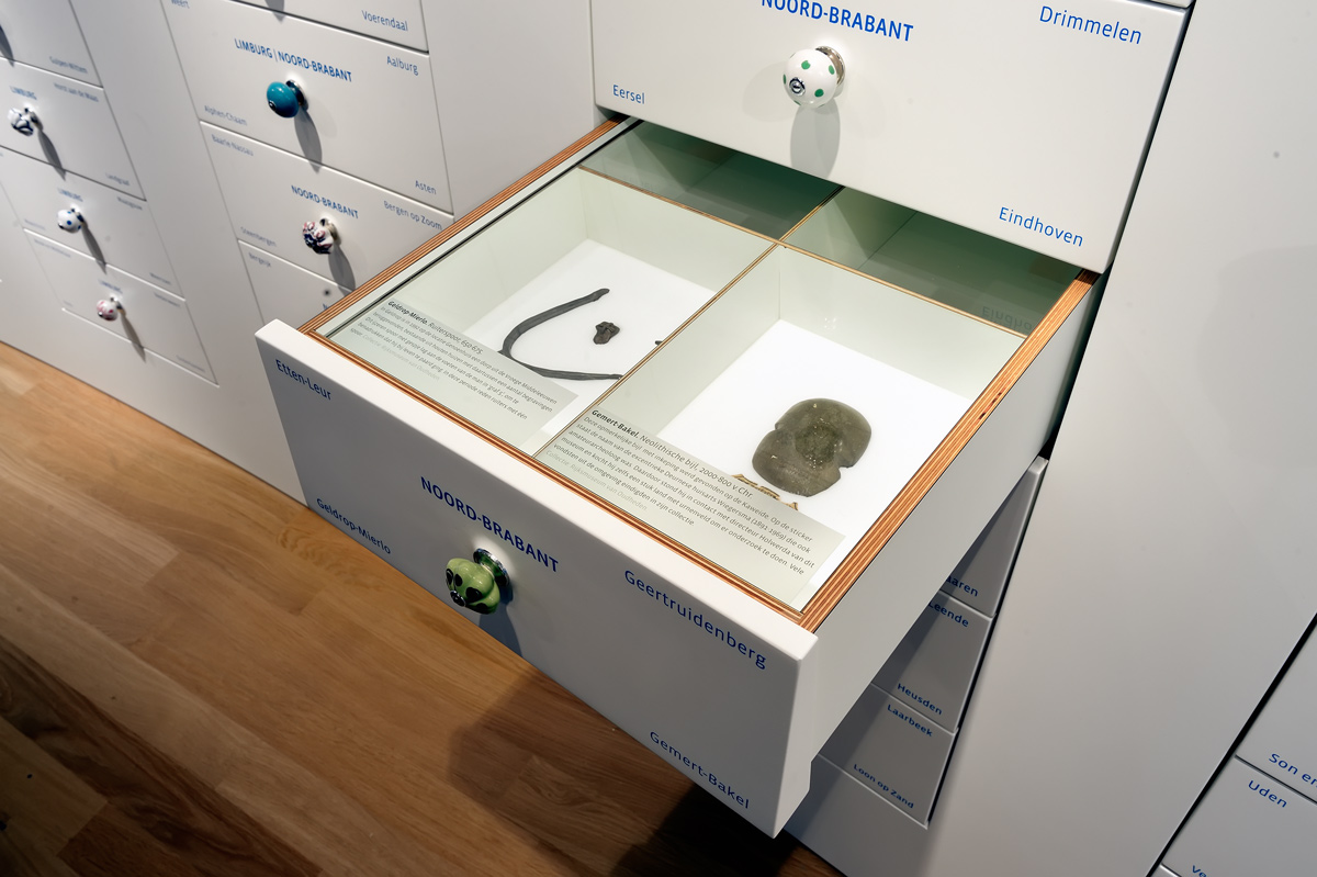 Archeologie uit je achtertuin - Ladenkast Rijksmuseum van Oudheden Kinkorn Kloosterboer tentoonstellingsbouw interieurbouw