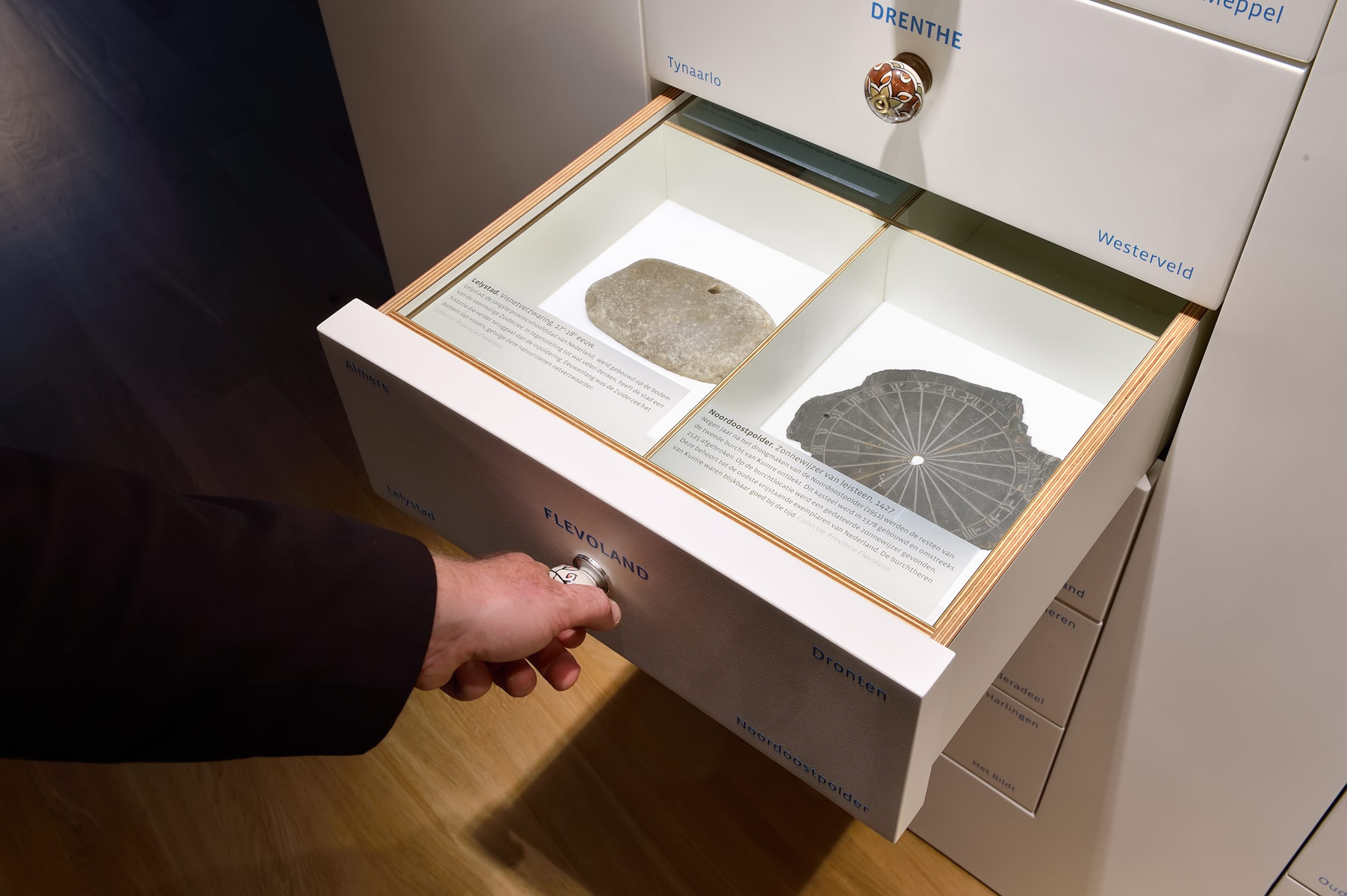 Archeologie uit je achtertuin - Ladenkast Rijksmuseum van Oudheden Kinkorn Kloosterboer tentoonstellingsbouw interieurbouw