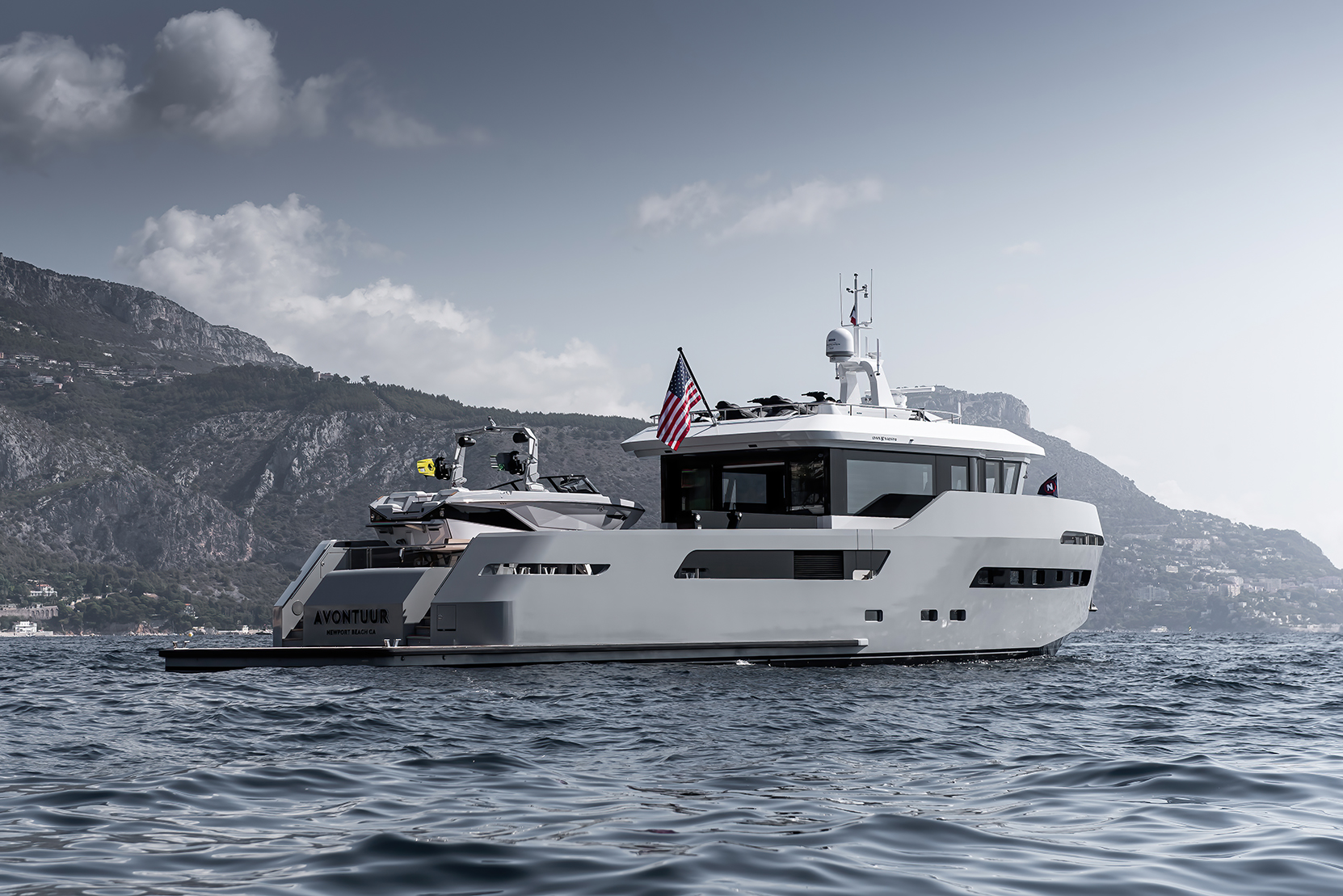 Crossover 27 superyacht